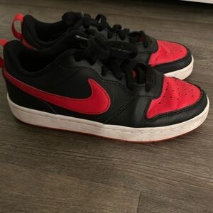 Youth Girl Nike Court Borough Low Size 5